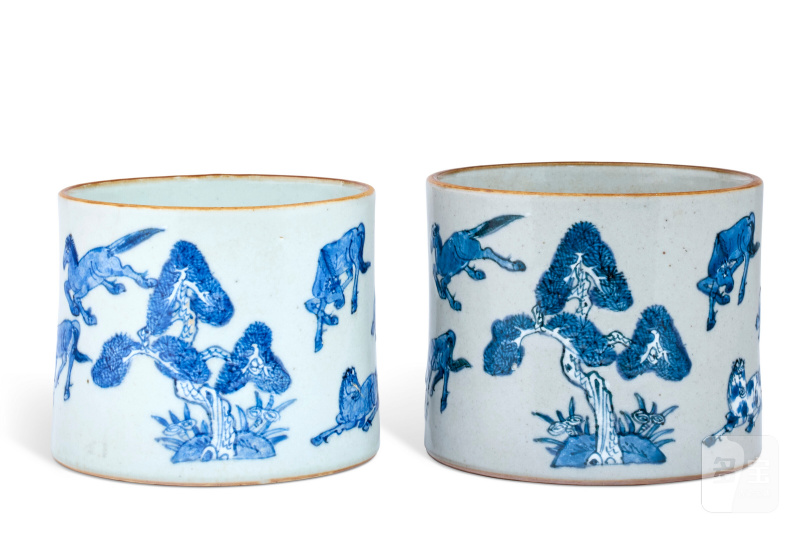 DEUX POTS À PINCEAUX EN PORCELAINE BLEU BLANC À DÉCOR DE CHEVAUX  CHINE, DYNASTIE QING (1644-1911) - 图2